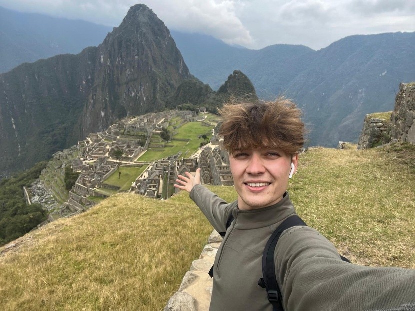 Lars auf dem Matchu Picchu in Peru, umgeben von den berühmten Inka-Ruinen.
